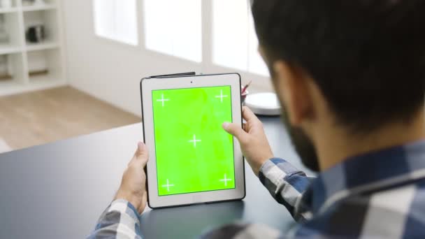 Homem tocando a tela de um tablet PC digital com verde mock-up sobre ele — Vídeo de Stock