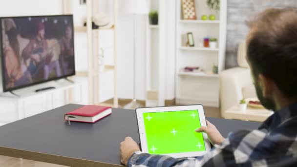 Człowiek przewijanie na tablecie cyfrowym PC z zielonym ekranem — Wideo stockowe