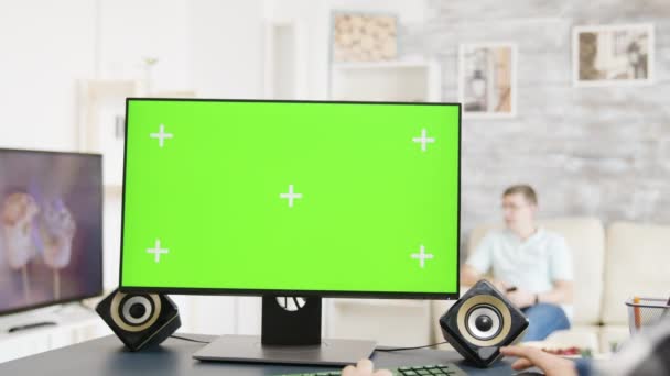 Homme travaillant sur écran vert écran PC dans un appartement lumineux et moderne 