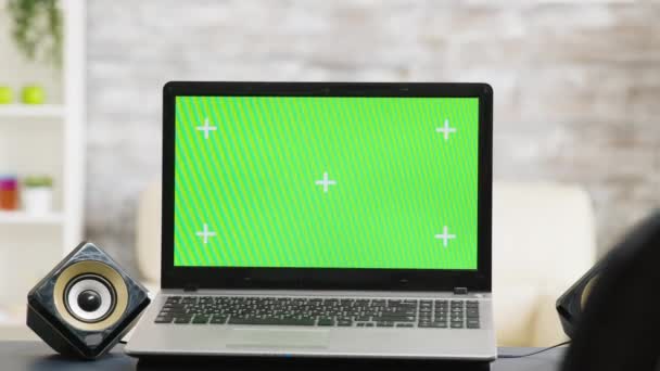 Tela verde moderna exibir laptop na mesa em um quarto sem ninguém em — Vídeo de Stock