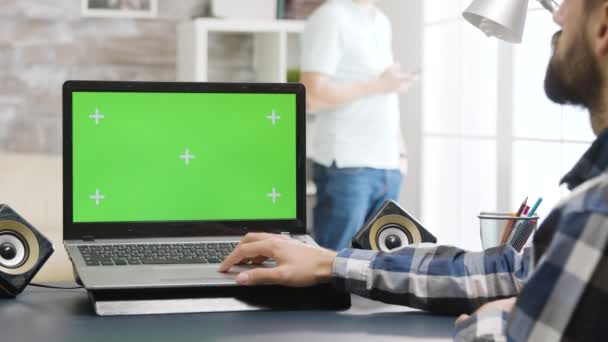 Green screen notebook v jasném a dobře osvětleném obytném prostoru — Stock video