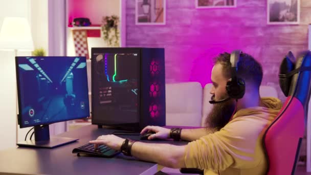 Barbu homme jouer à des jeux vidéo en ligne sur son PC — Video