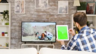 Tablet tutan sakallı adamın arkası.