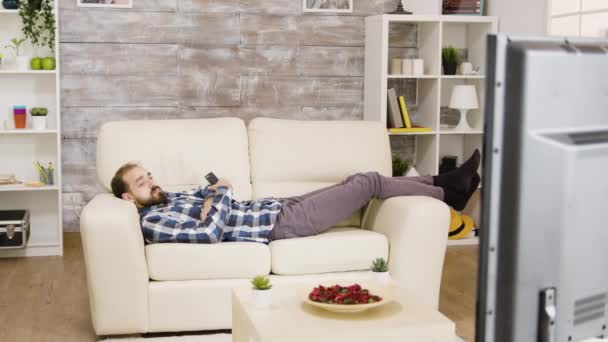 Fáradt férfi feküdt a kanapén egy kemény nap után a munkahelyen — Stock videók