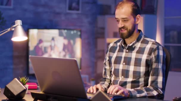 Бородатый программист смеется во время работы допоздна — стоковое видео