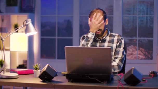 Забавный бородатый фрилансер во время работы из дома в поздние часы — стоковое видео