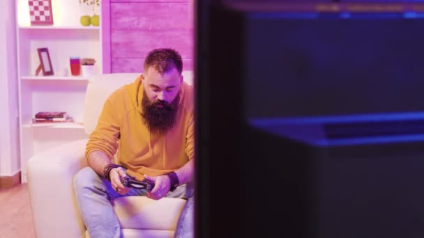 Verontruste jonge paar na het verliezen tijdens het spelen van online video games — Stockvideo