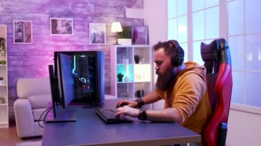 Profesyonel online oyun oyuncusu önemli bir oyunu kazandıktan sonra mutlu