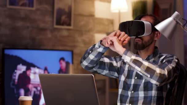 Uomo d'affari barbuto che utilizza occhiali di realtà virtuale in home office — Video Stock