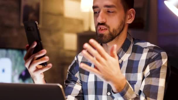 Empresario dando explicaciones durante una videollamada — Vídeos de Stock