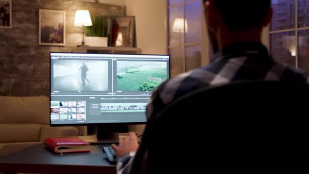 Tampilan belakang dolly shot dari videografer menggunakan perangkat lunak pasca produksi — Stok Video
