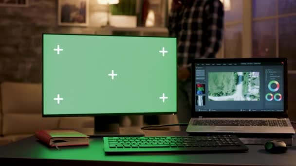 Компьютерный монитор с зеленым экраном в домашнем офисе — стоковое видео