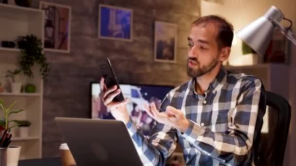 Hombre de negocios exitoso hablando durante una videollamada — Vídeos de Stock