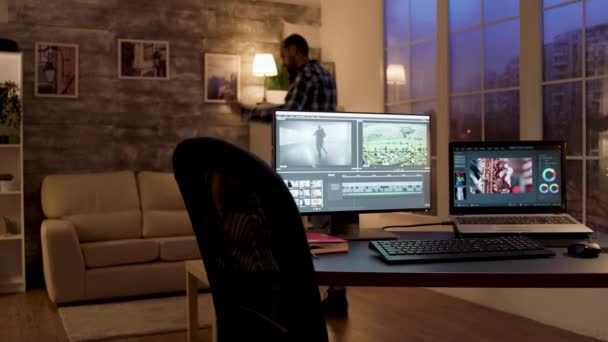 Οθόνη υπολογιστών με λογισμικό για την παραγωγή μετά την ταινία — Αρχείο Βίντεο