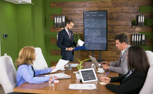 Businessman in suit checking his note on clipboard — Stock Photo, Image