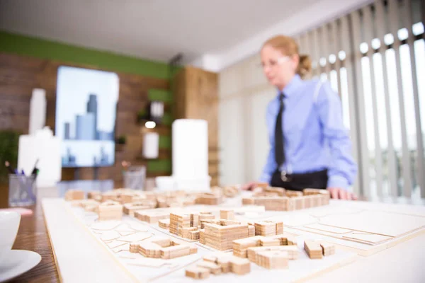 Primer plano de la mini ciudad en una sala de conferencias —  Fotos de Stock