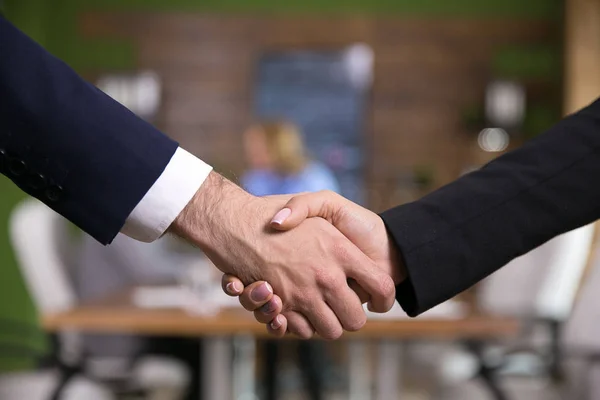 Close up de negócios apertando as mãos com empresária — Fotografia de Stock
