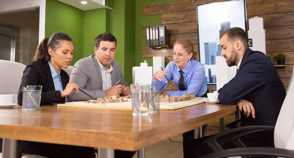 Female real estate developer in a meeting with her team of architects — Stock Photo, Image