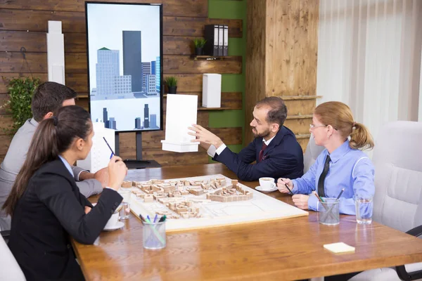 Bauingenieure im Business-Anzug bei einem Treffen mit einem Team von Architekten — Stockfoto