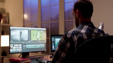 Bir film için post prodüksiyon üzerinde çalışan içerik yaratıcısının arka planı