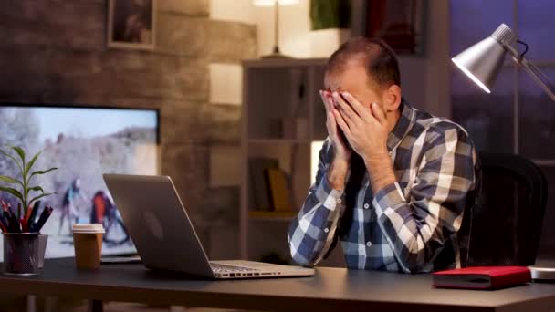 Уставший бизнесмен зевает и теребит глаза в домашнем офисе — стоковое видео