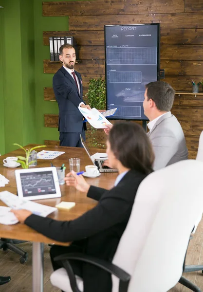 Riunione di lavoro e presentazione in una moderna sala conferenze per colleghi — Foto Stock