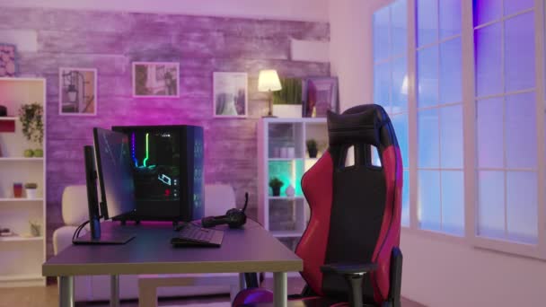 Silla de juego en una habitación con una poderosa PC para juegos en línea — Vídeos de Stock