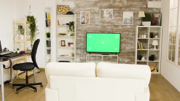 Groot groen scherm tv in een gezellige moderne leefruimte — Stockvideo