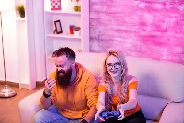 Konsolda online video oyunu oynayan mutlu genç çift — Stok fotoğraf