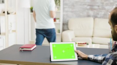 Yeşil ekranlı dijital tablet bilgisayarı tutan kişiyi yakınlaştır