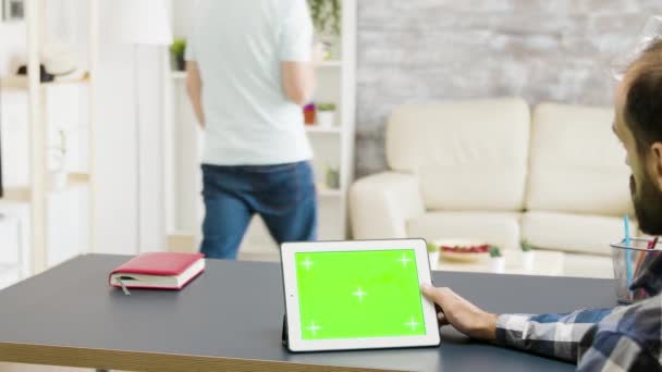 Přiblížit záběr osoby držící digitální tablet PC se zelenou obrazovkou — Stock video