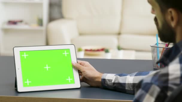 녹색 화면으로 태블릿 PC 에서 사람의 어깨 샷 이상 — 비디오