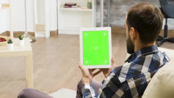 Man holding vertically a digital tablet PC with green screen — Stock Video