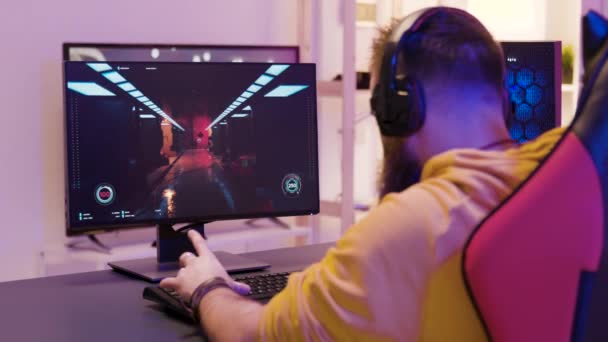 Sur l'épaule de l'homme jouant à des jeux vidéo professionnels — Video