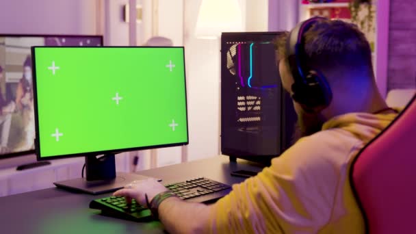 Kaukasische jongeman spelen online games in zijn kamer — Stockvideo
