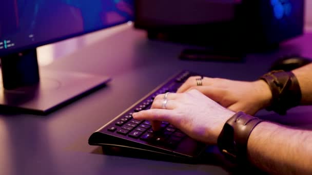 Zblízka hráč drží ruce na klávesnici — Stock video