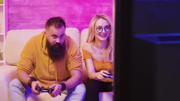 Mooi blond meisje glimlachen tijdens het spelen van video games — Stockvideo