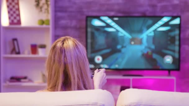 Freund tritt seiner Freundin bei, um Videospiele zu spielen — Stockvideo