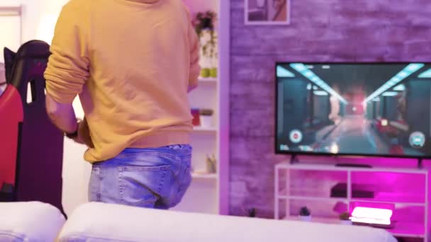 Boyfriend verliezen tijdens het spelen van online video games — Stockvideo