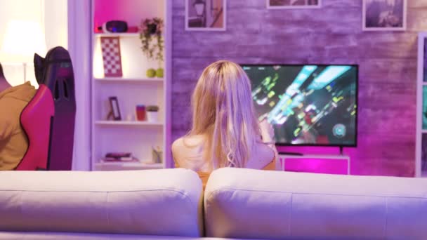 Schöne junge Mädchen verärgert, weil sie auf Online-Videospiel verloren — Stockvideo