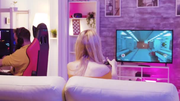 美しい若い女性はオンラインビデオゲームで勝つために幸せ — ストック動画
