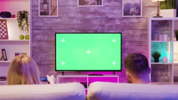 Broer en zus ontspannen tijdens het spelen van online games — Stockvideo