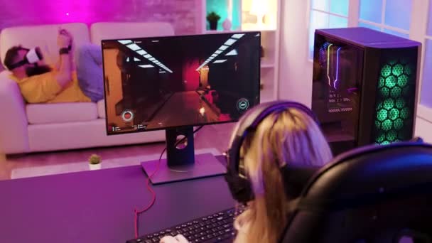 Πίσω όψη του επαγγελματικού online gamer κορίτσι παίζει shooter παιχνίδια — Αρχείο Βίντεο