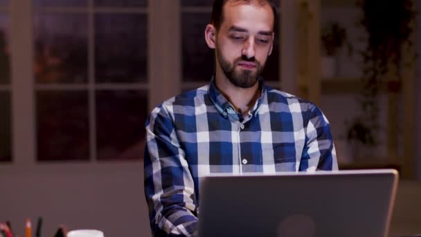 Hombre de negocios cansado bostezando mientras trabajaba en su computadora portátil — Vídeos de Stock