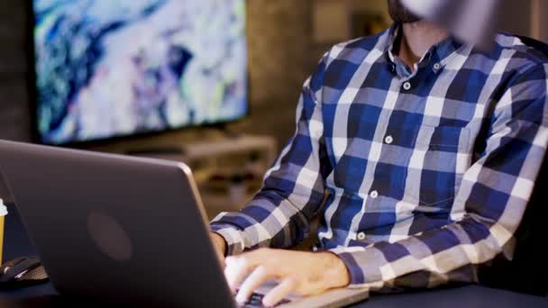 Vit entreprenör tänker medan han arbetar på sin bärbara dator — Stockvideo