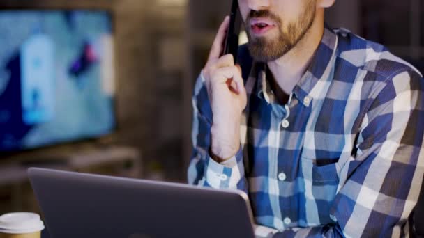 Empresário barbudo vestindo uma camisa enquanto conversava — Vídeo de Stock