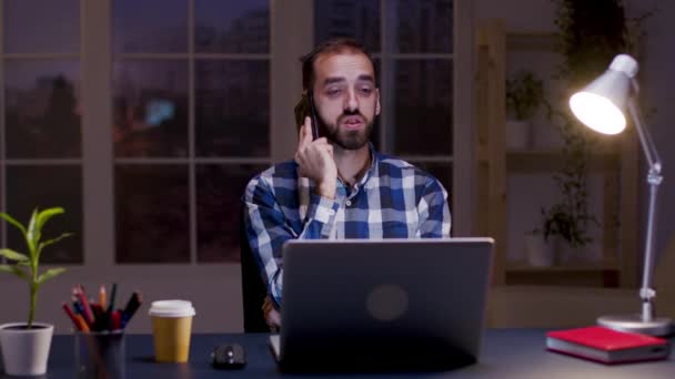 Homem de negócios cansado bocejar enquanto tem uma conversa ao telefone — Vídeo de Stock