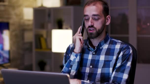 Sobretrabajado hombre de negocios bostezar durante una conversación en el teléfono móvil — Vídeos de Stock