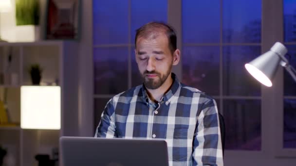 İş adamı bilgisayarında video görüşmesi sırasında tişört giyiyor. — Stok video