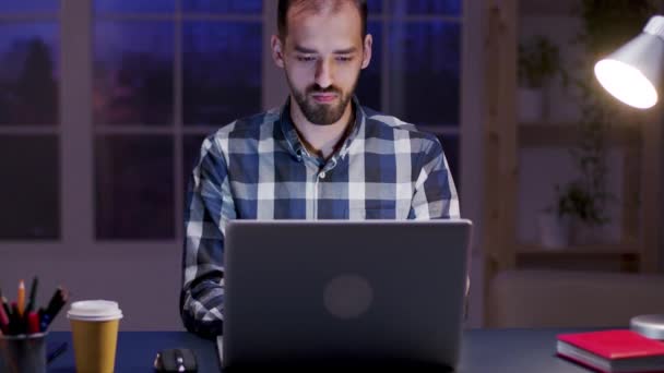 Pensiv affärsman tittar in i sin bärbara dator — Stockvideo